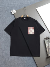 Lo's classic style T-shirt with printed logo pocket